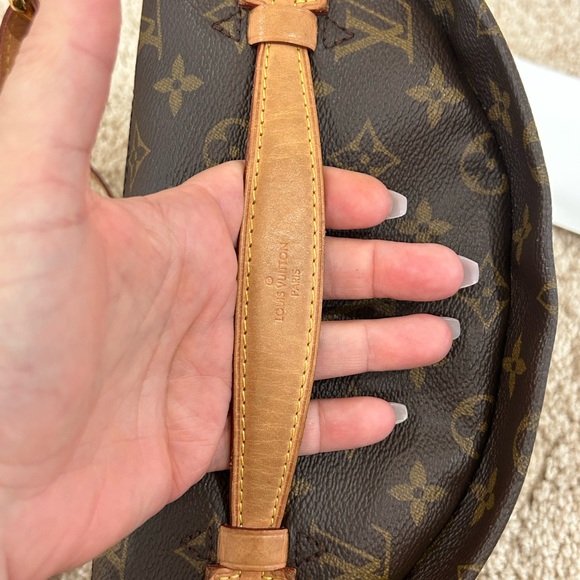 Louis Vuitton bumbag - Picture 9 of 17